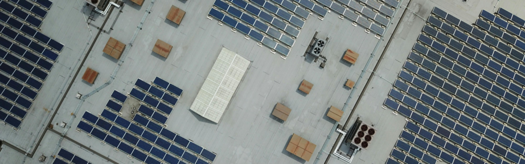 verduurzamen zorg: zonnepanelen op dak